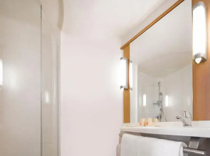 Hanting Guangzhou Baiyun Station Huangshi West Rd