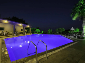 Hillside Studios & Apartments