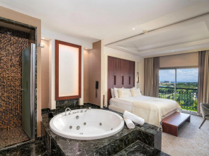 Cratos Premium Hotel & Casino