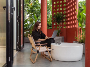 Kin Wander Tan Phong, The Moonage