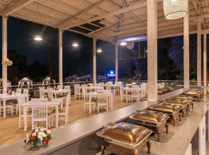 Foxoso La Beach Resort & Spa