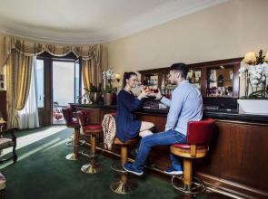 International au Lac Historic Lakeside Hotel