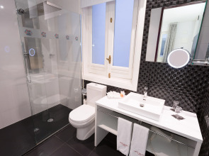 Petit Palace Lealtad Plaza