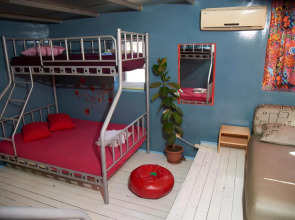 Chilloutlya Hostel&Bar