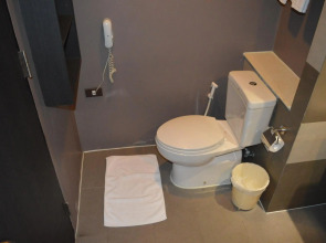 La Clef Louvre Paris by The Crest Collection