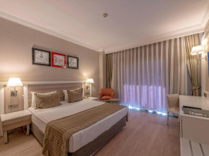 Port River Hotel & Spa