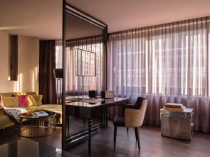 Roomers Frankfurt Central, Autograph Collection