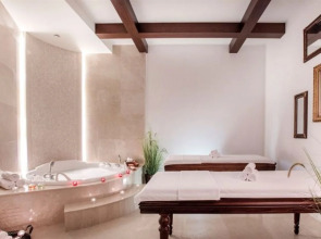 Charisma De Luxe Hotel