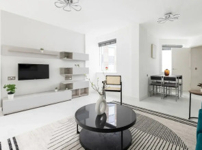 Luminous 2 Bed Balcony Flat in Islington