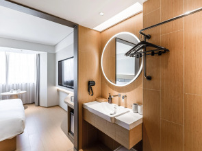 Ji Hotel (Shanghai Lujiabang Road Metro Station)