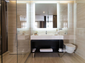 Dominic & Smart Luxury Suites Republic Square