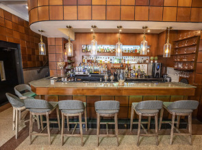 Chesterfield Hotel & Suites