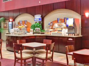 Holiday Inn Express & Suites Hollywood Walk Of Fame