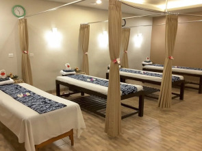 Отель Sevn Legian