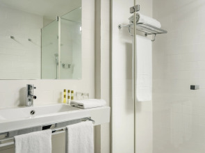 Отель Ikonik Lex