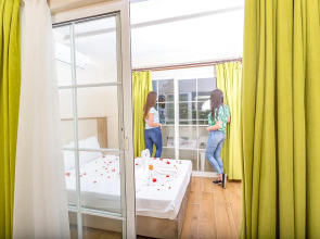 Отель Rich Melissa 