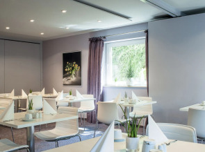 Airport Hotel by The New Yorker