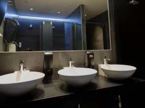 Airhostel Barcelona Airport 24h