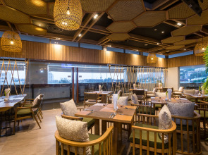 Отель Journeyhub Phuket Patong