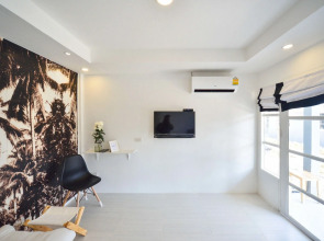 1715 House - White Rhino