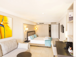 FERGUS Style Bahamas