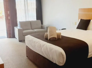 Golden Reef Motor Inn