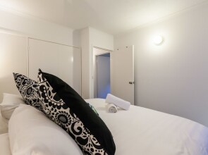 DAWN, 2BDR Carlton Apartment