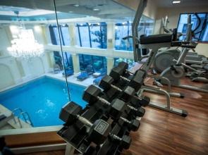 Queen's Court Hotel & Residence