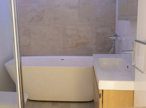 2ndhomes 144 m2 Stylish 3BR Center Home