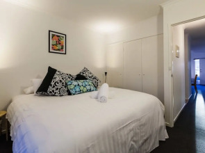 DAWN, 2BDR Carlton Apartment