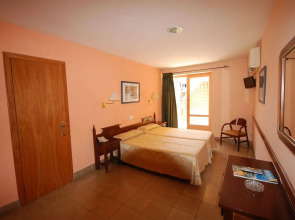 Vintage Hotel Mercedes