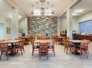 Irazu Hotel & Studios