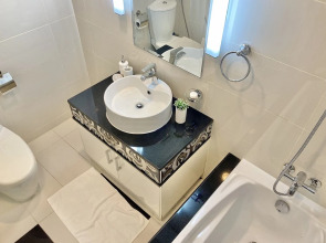 SuperHost - High-rise Chic Apt With Incredible Skyline Views