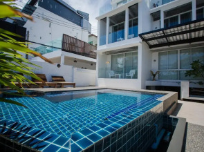 The Front Hotel and Apartment