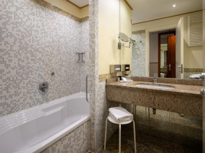 Crowne Plaza Venice East by IHG