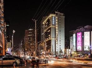 Ji Hotel (Shanghai Lujiabang Road Metro Station)