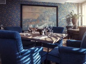 Carlton Ambassador Hotel