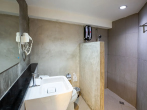 B2 Sea View Pattaya Boutique & Budget Hotel