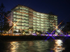 Silvershore Apartments on the Broadwater