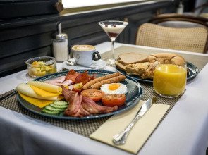 Queen's Court Hotel & Residence