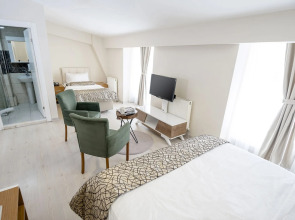 The Corner Inn Hotels By Suit