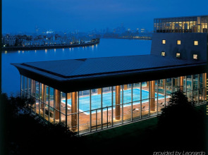 Canary Riverside Plaza Hotel