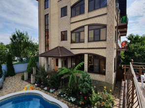 Гостевой дом Замок на Земляничной