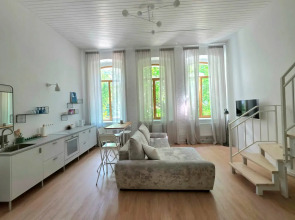 Апартаменты Новые с Высокими Окнами на Пешеходной Улице