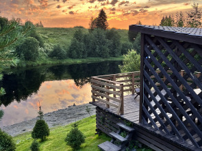 Частный дом у реки