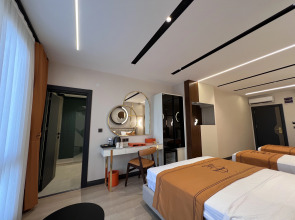 Hotel Elysian Airport