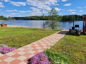 Semenyij Domik U Ozera V Karelii	