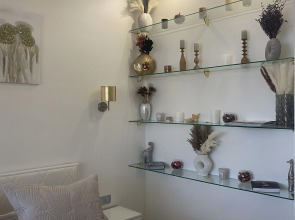 Апартаменты в современном стиле с камином