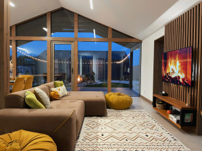 Частный дом просторный барнхаус с панорамными окнами