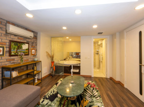 Отель The Marions Suite